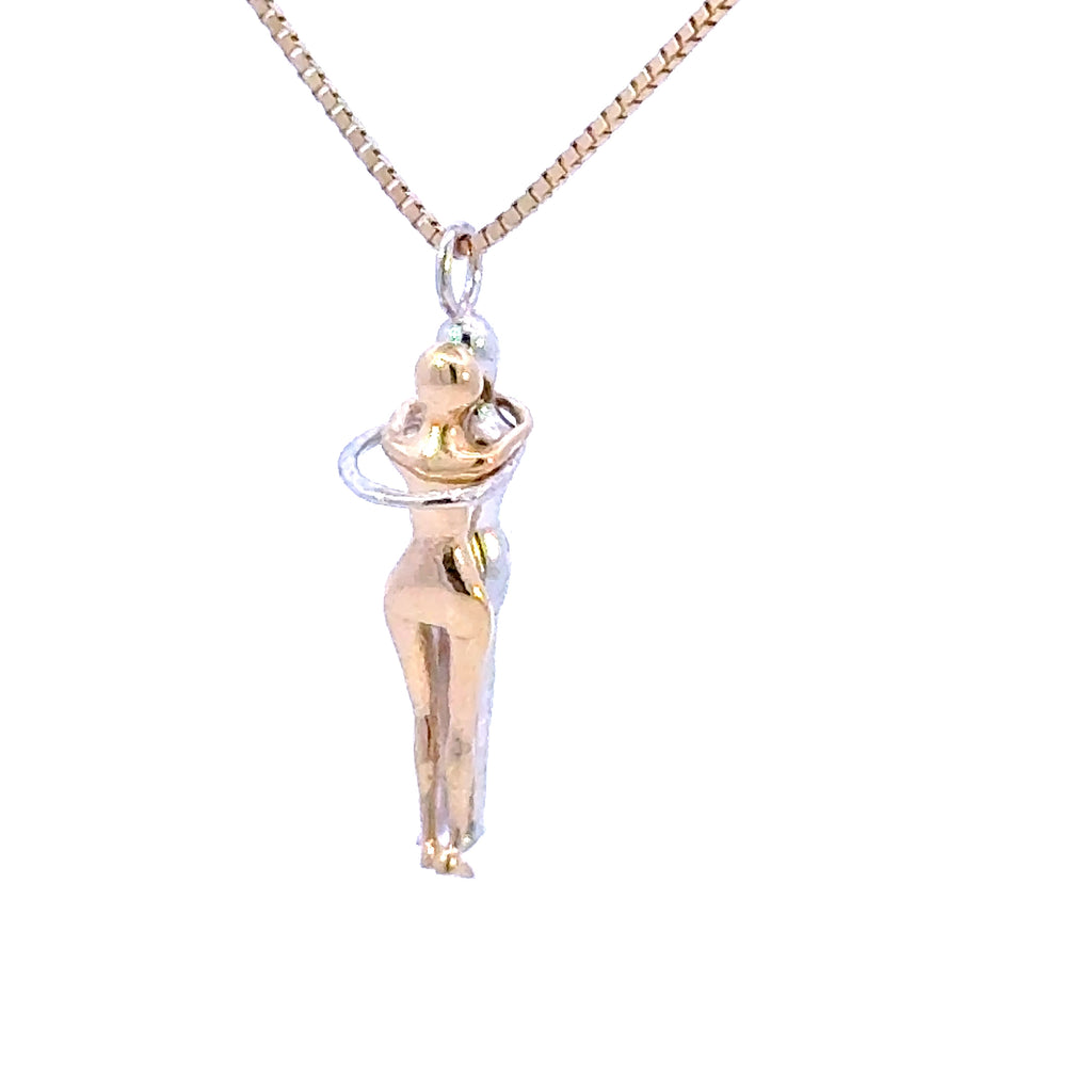 14k Hugging Couple Pendant